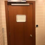 Otomatik WC Kapı Açma Mekanizması 6 otomatik-wc-kapisi-kullanimi